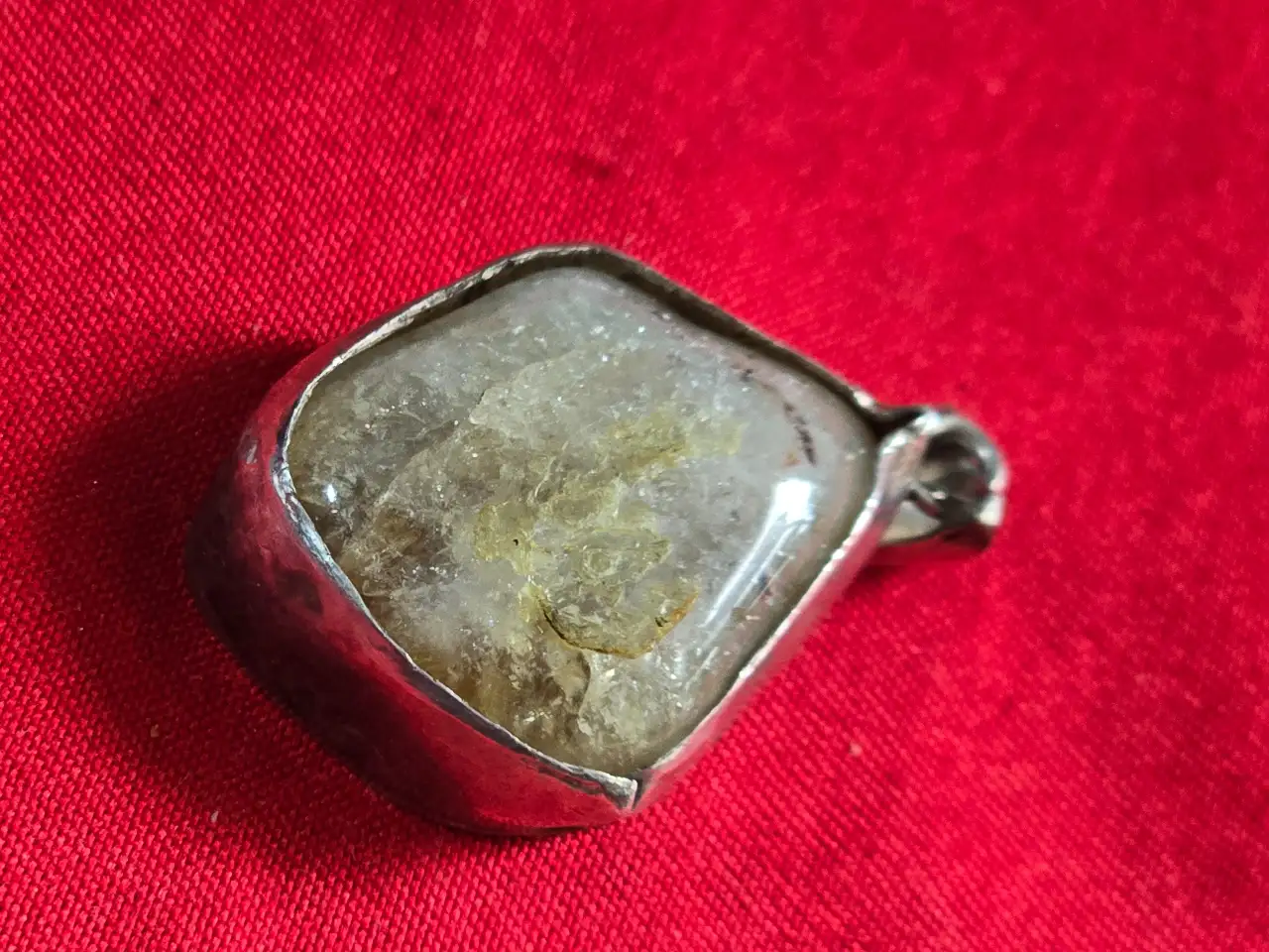 תליון אבן אגת כאשר היא נתונה במסגרת כסף מלא