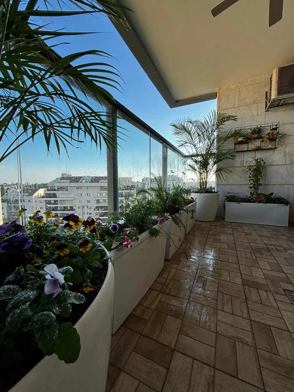 עיצוב הנוף והגינה במספר רב של אלמנטים