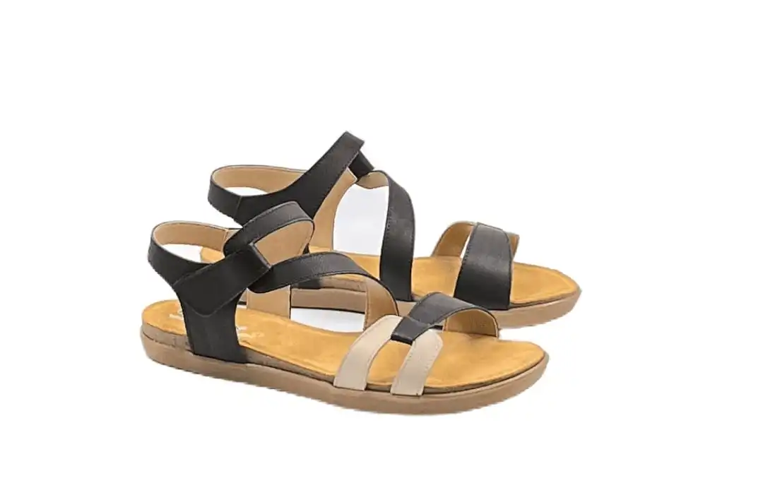 סנדלים בצבעי שחור ובז'