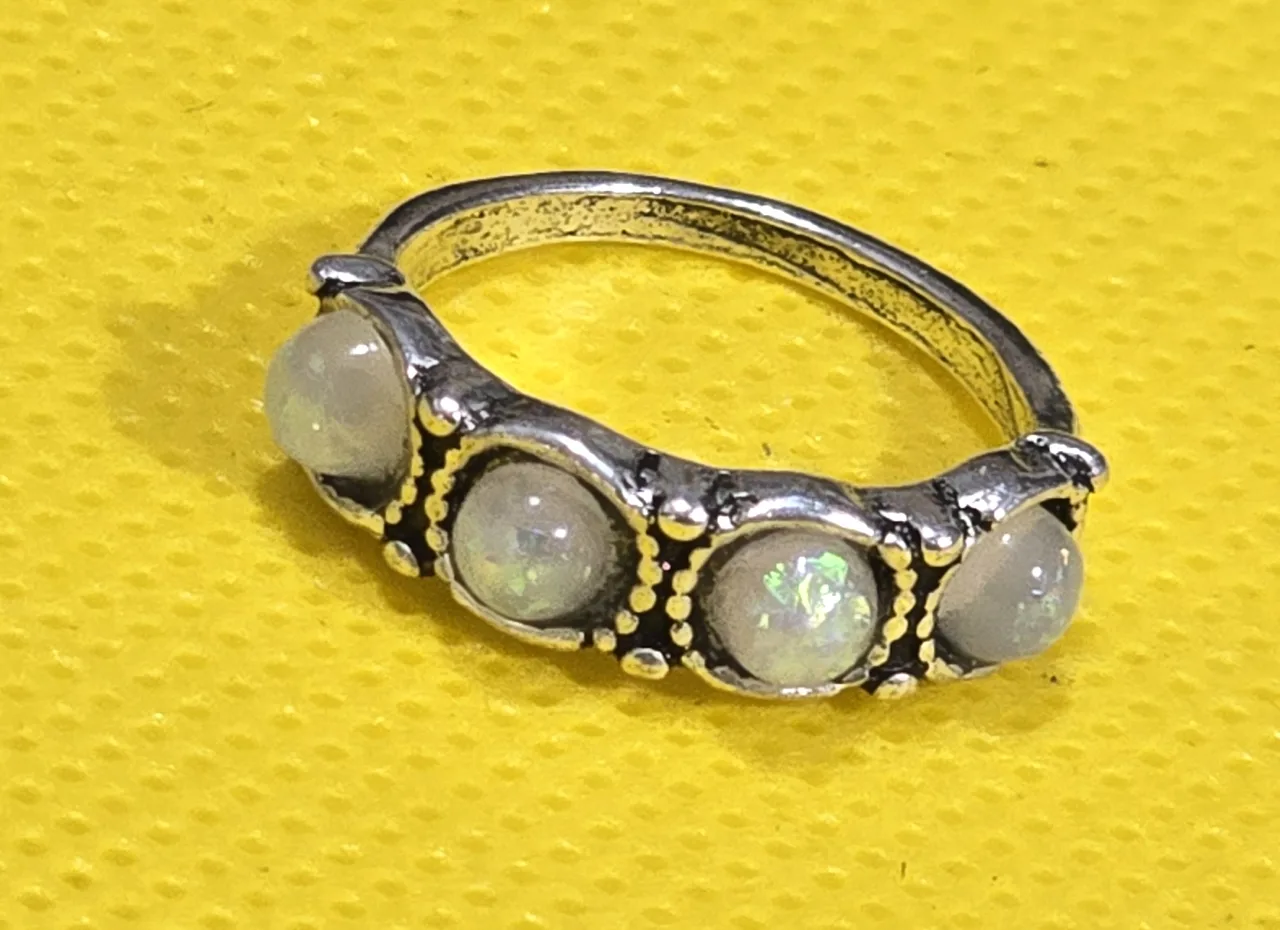 טבעת כסף משובצת באבן אופל.מידה 5