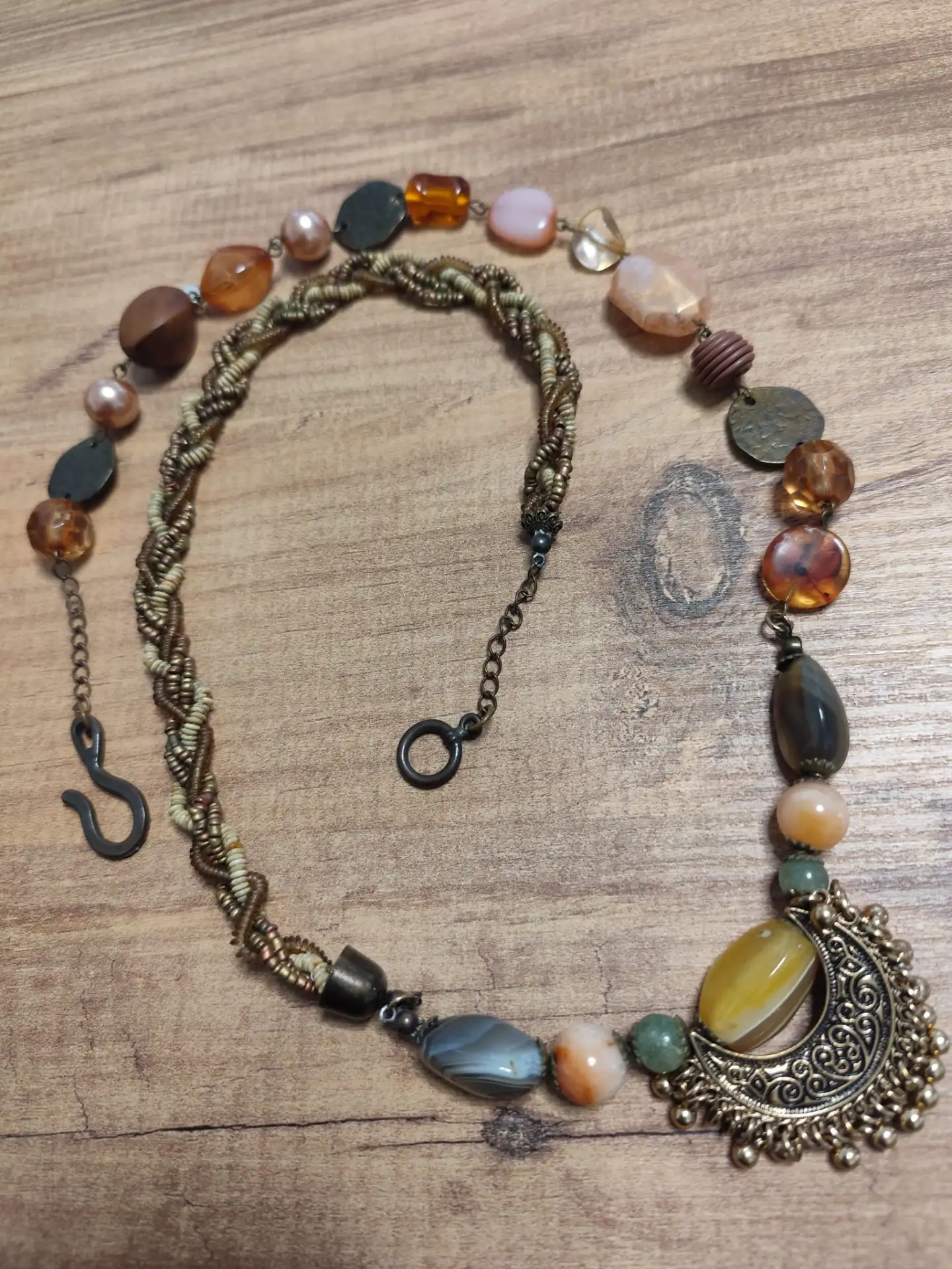 אבני חן שונים עם חרוזי זכוכית וטרמופלסטיק