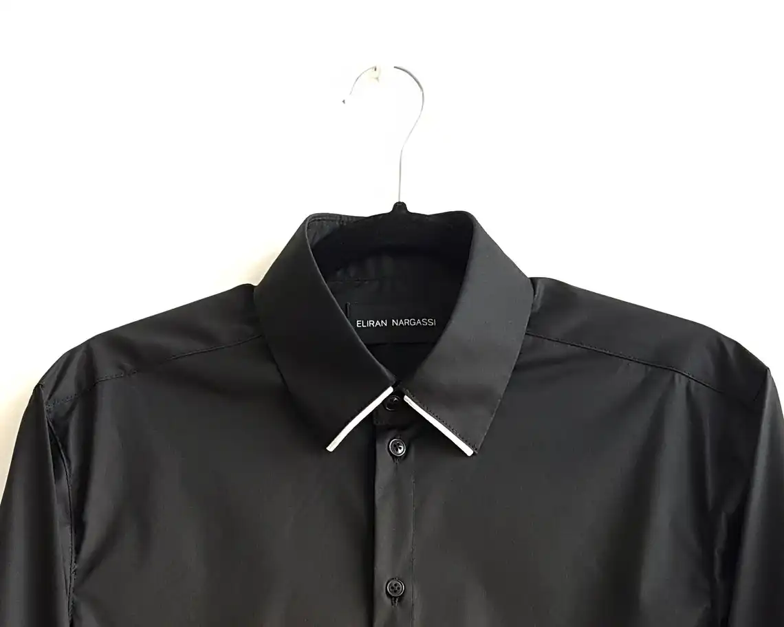 חולצה מכופתרת שחורה לגברים עם שרוול ארוך: חולצת כותנה מינימליסטית