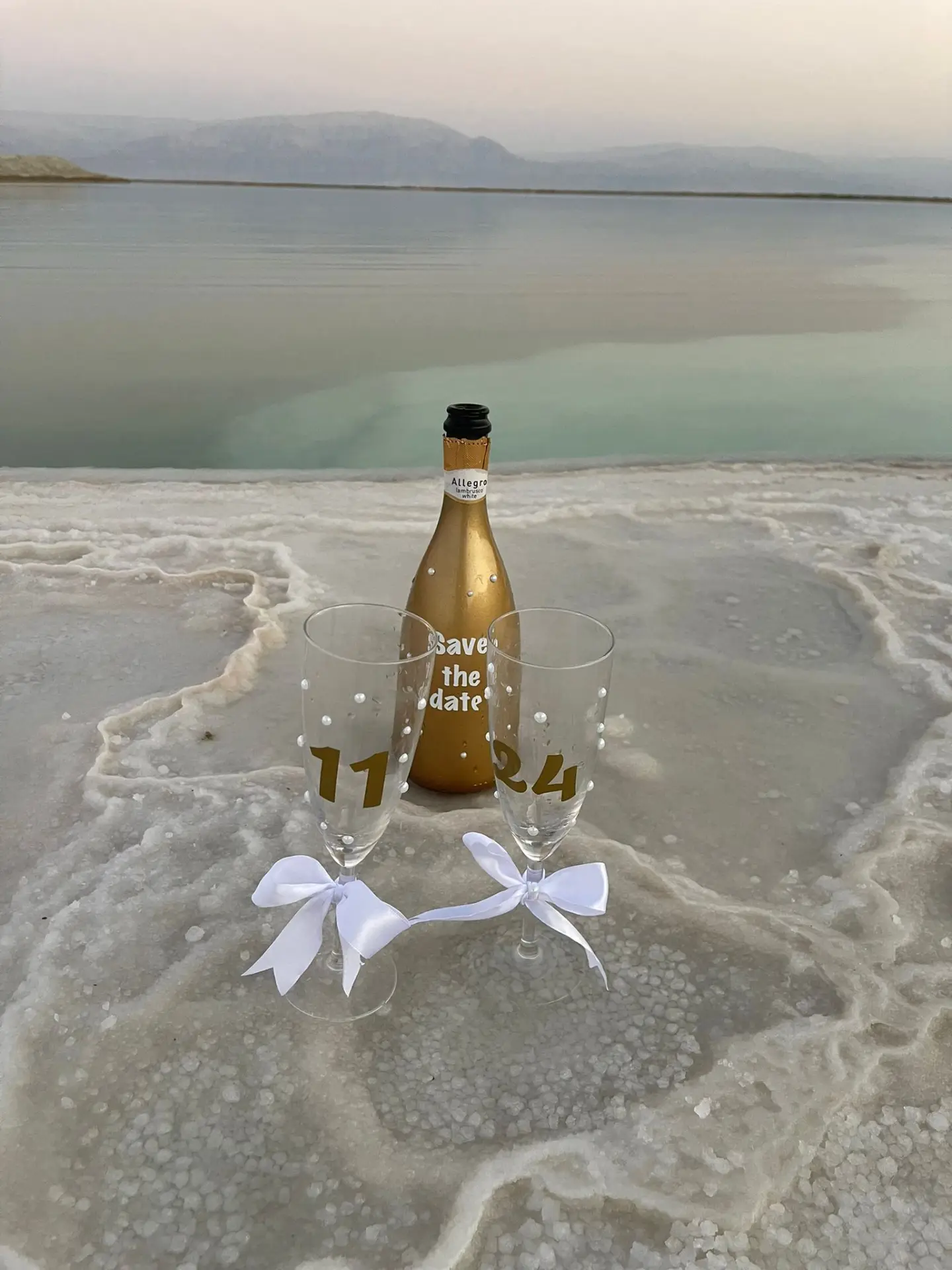 בקבוק יין מעוצב וכוסות