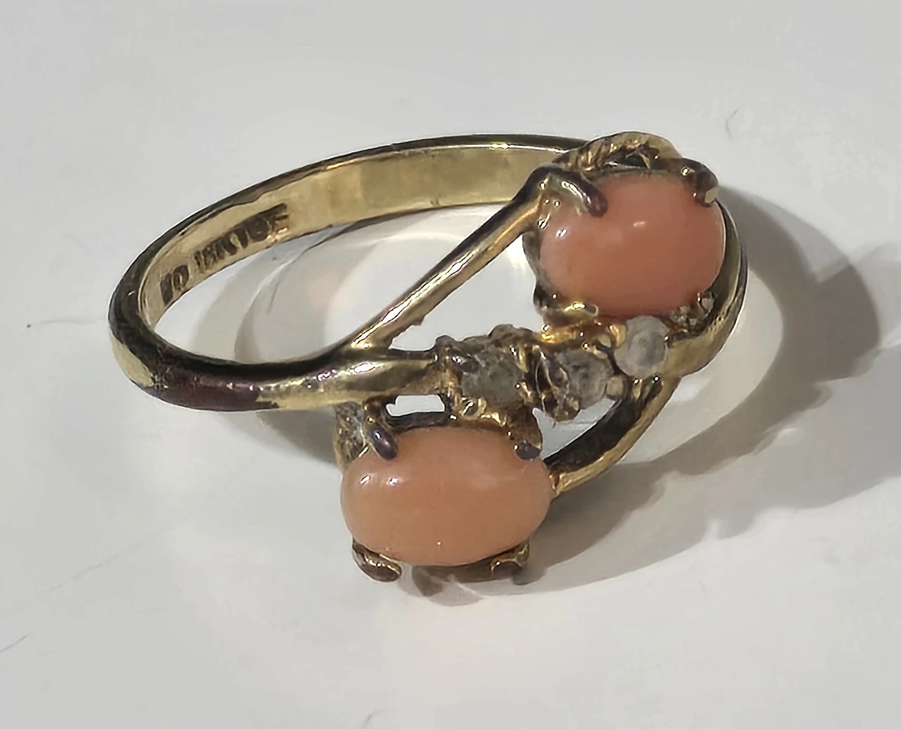 טבעת קורל ישנה טבעת כסף מוזהב עם שילוב של קורלים ואבני סברובסקי מידה 5.5\6