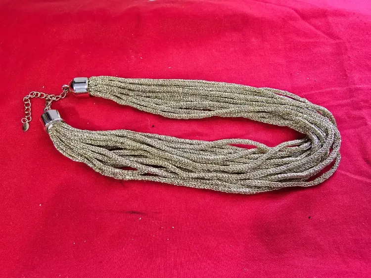 שרשרת וינט'ג שנות 90\80 אופנה איטלקית מאפיין את השרשרת סגנון הקליעה השרשרת מרשימה מאד בסגנון רב שכבתי