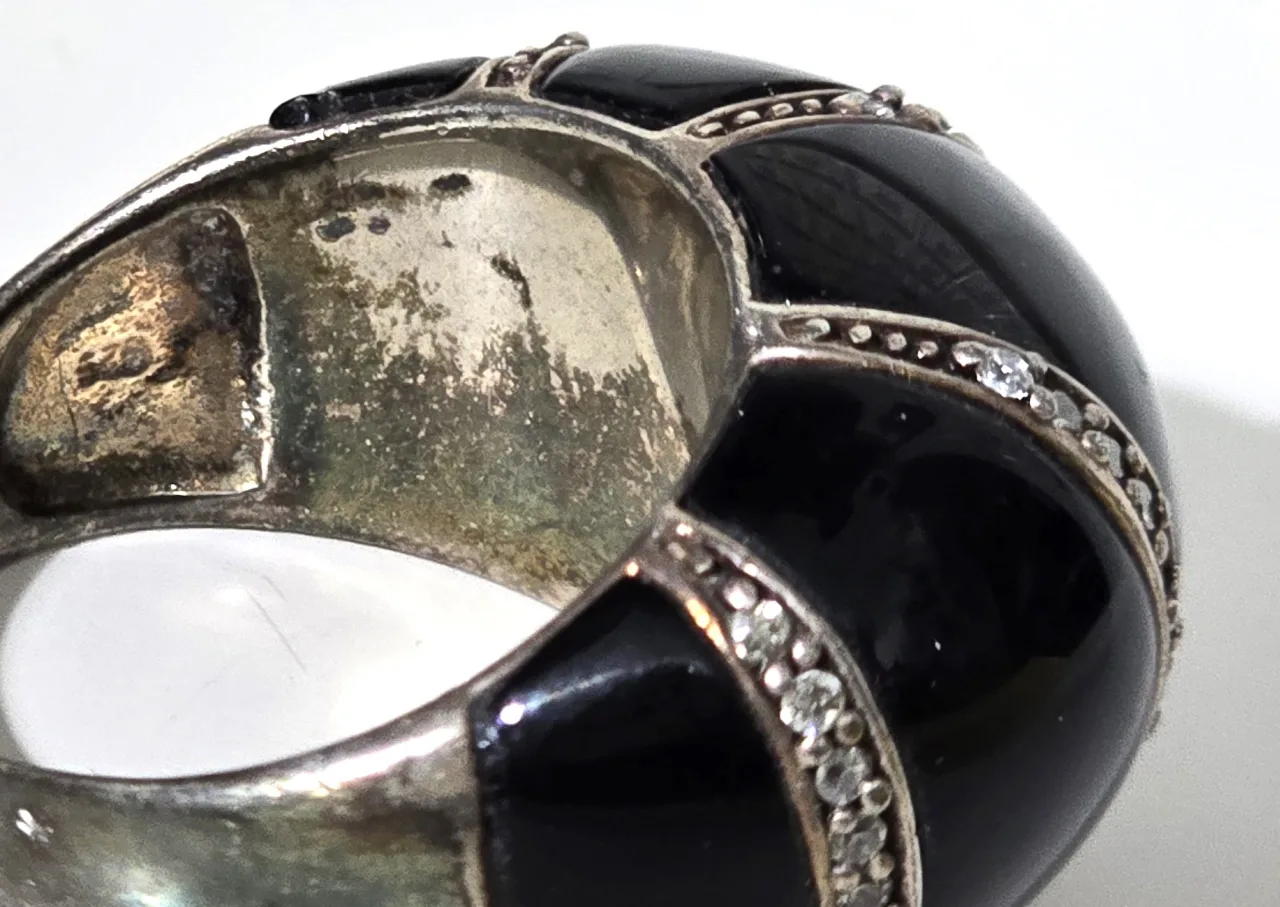טבעת כסף 925 חתומה חדשה משובצת בזירקוניה על אבן שחורה  מידה 8 וחצי.