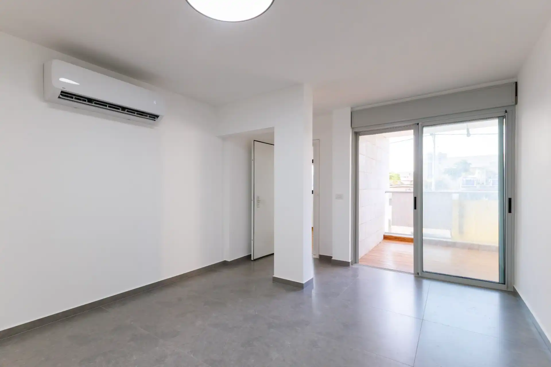  שידרוג ריצפה וצביעת קירות.