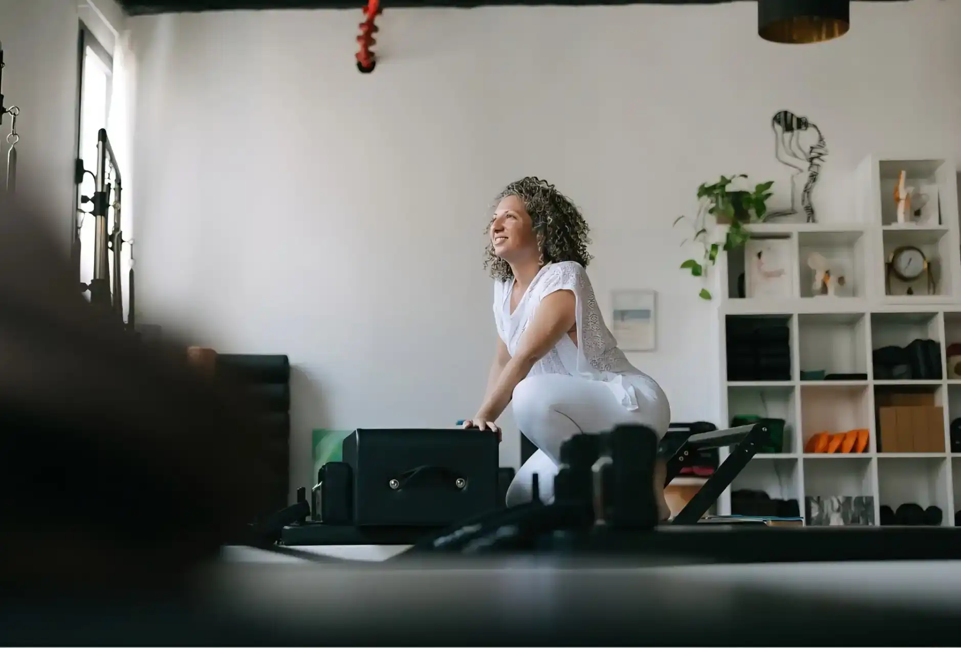 מה ההבדל בין פילאטיס פרטי לאימון בקבוצה ואיך לדעת מה מתאים לך