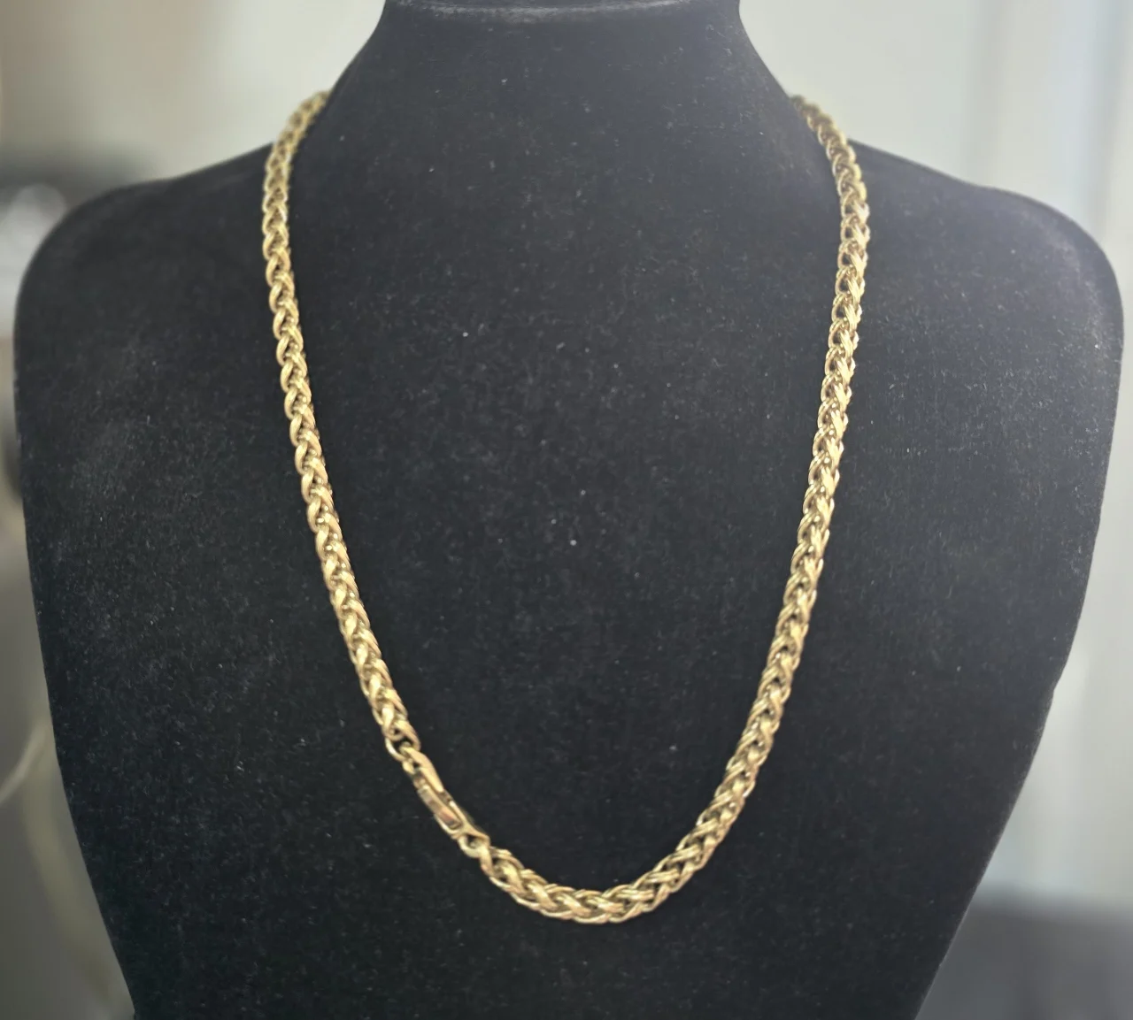 שרשרת זהובה בעלת נוכחות מרשימה המאופיינת בסגנון קלאסי ויוקרתי