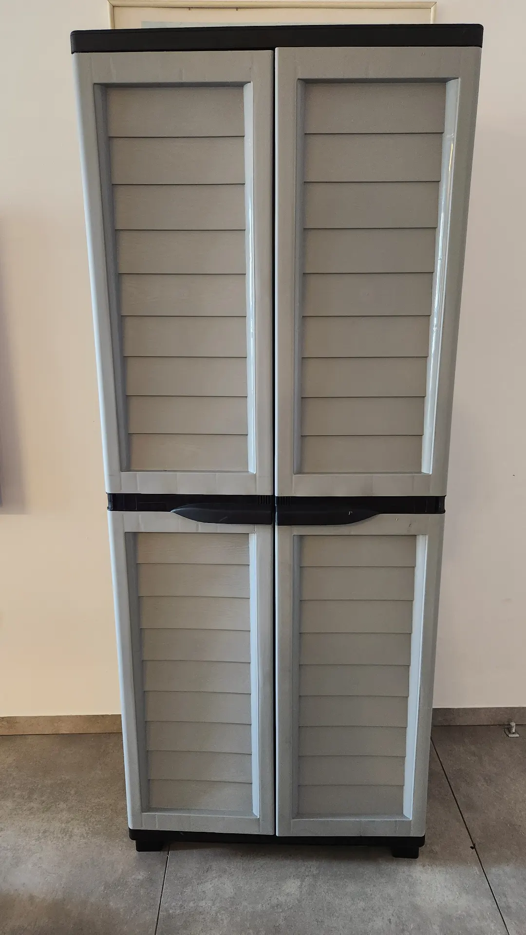 הרכבת מידוף וארונות פלסטיק  לבית והמחסן 