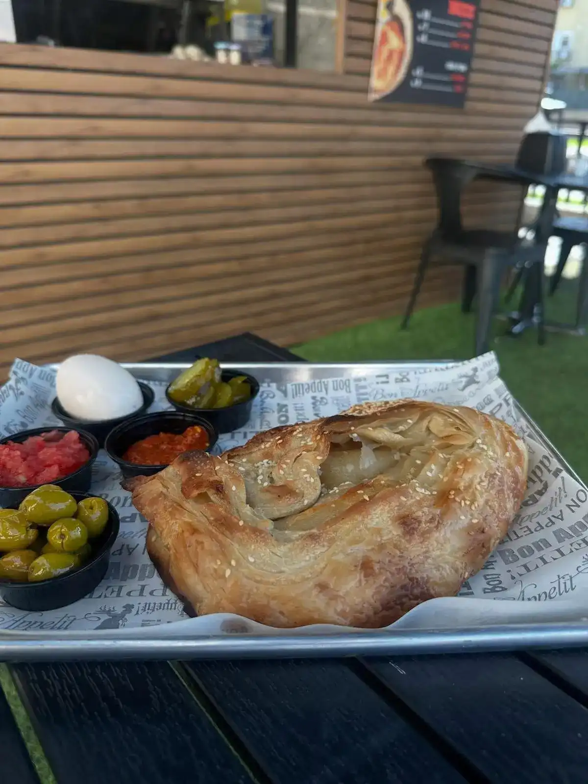 בורקס טורקי במילוי לבחירה - עם ביצה