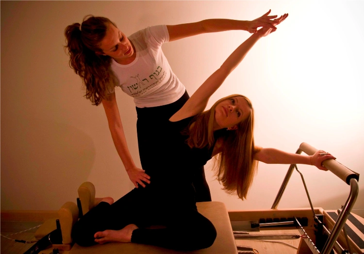 שיעורים קבוצתיים בפילאטיס מכשירים