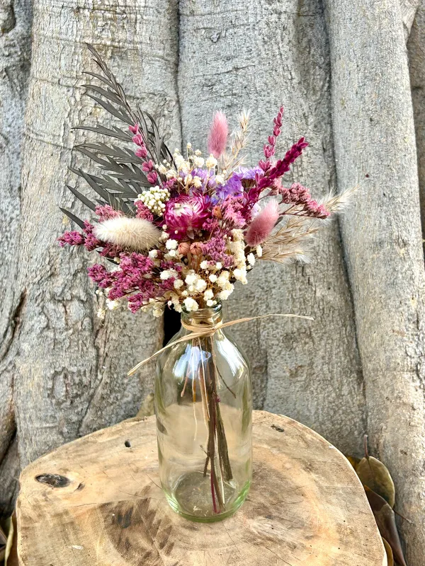 בקבוקי זכוכית לעיצוב שולחנות עם פרחים יבשים