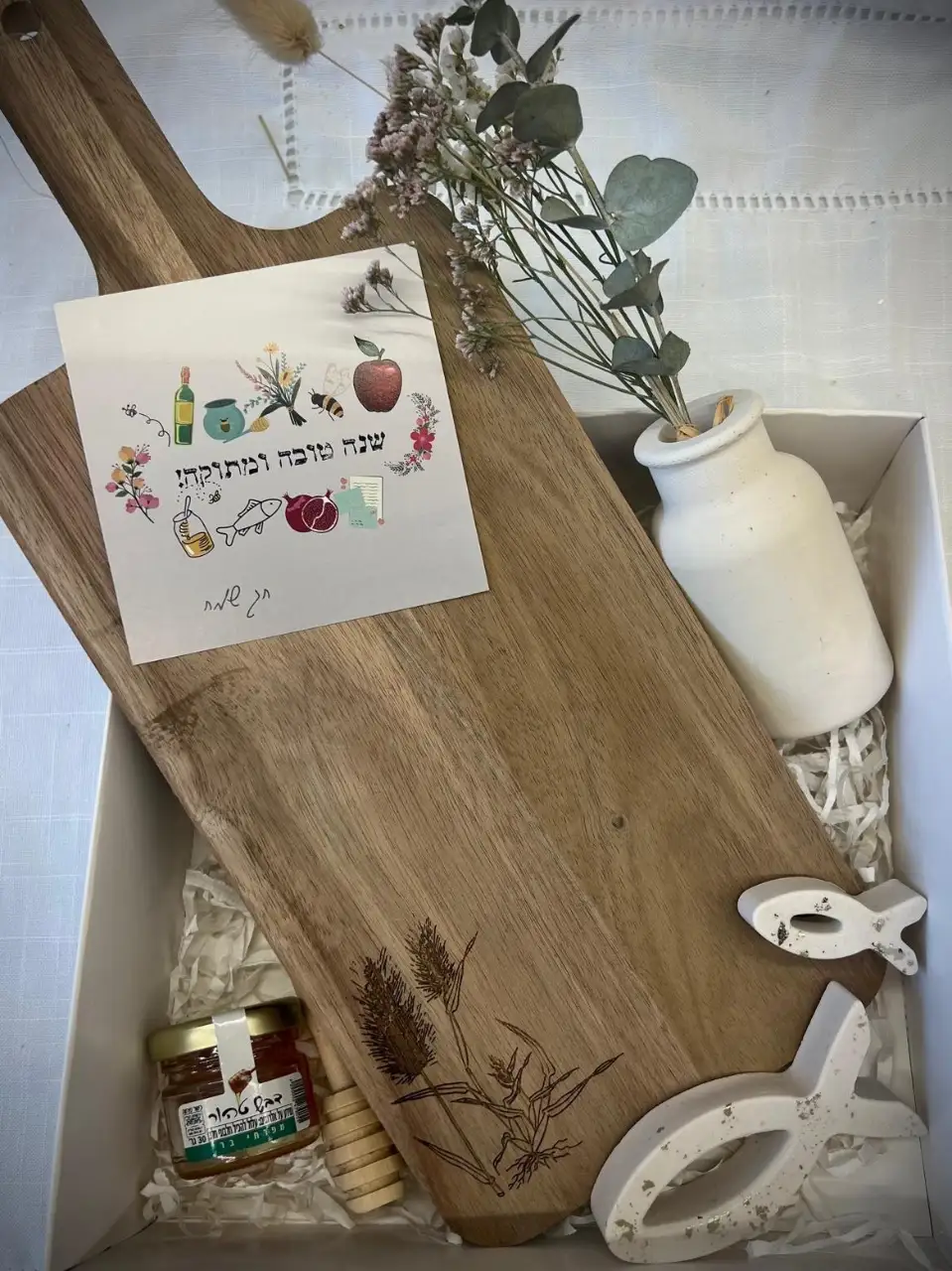 מארז הכולל קרש עץ, אגרטל, 2 דגים, מקל ודבש