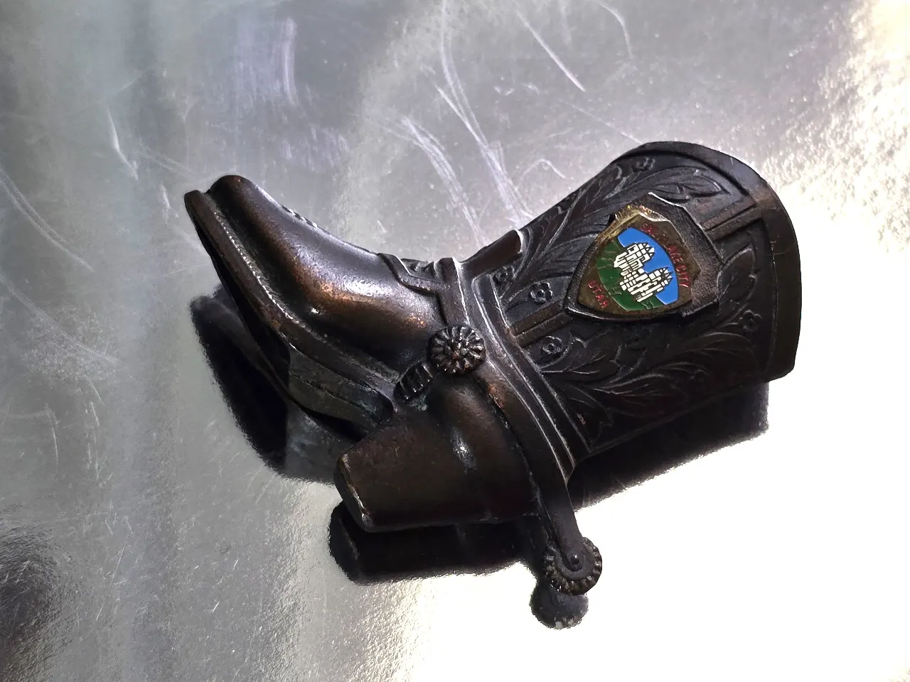 פיגורה ממתכת כנראה ברונזה מגף בוקרים גובה כולל עקב 6.5 ס'מ