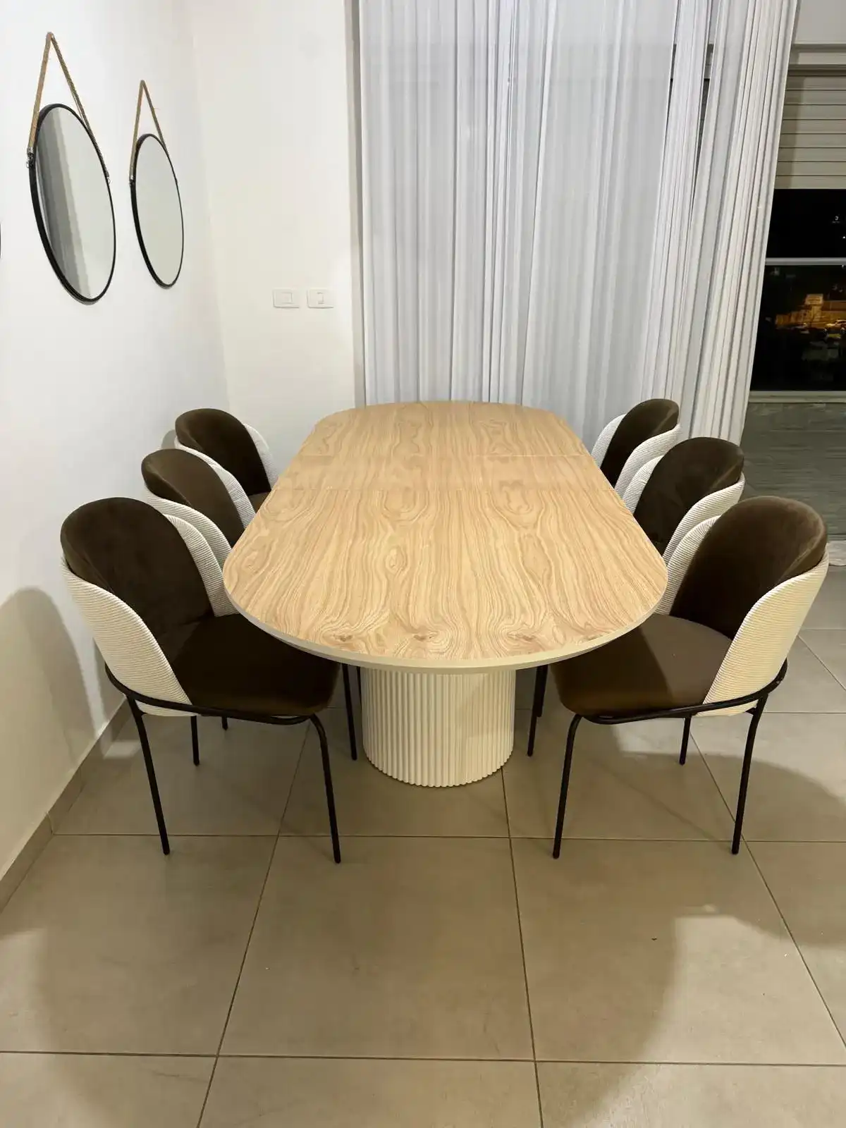 דגם אלון טבעי בשילוב כסאות ברזל ובד