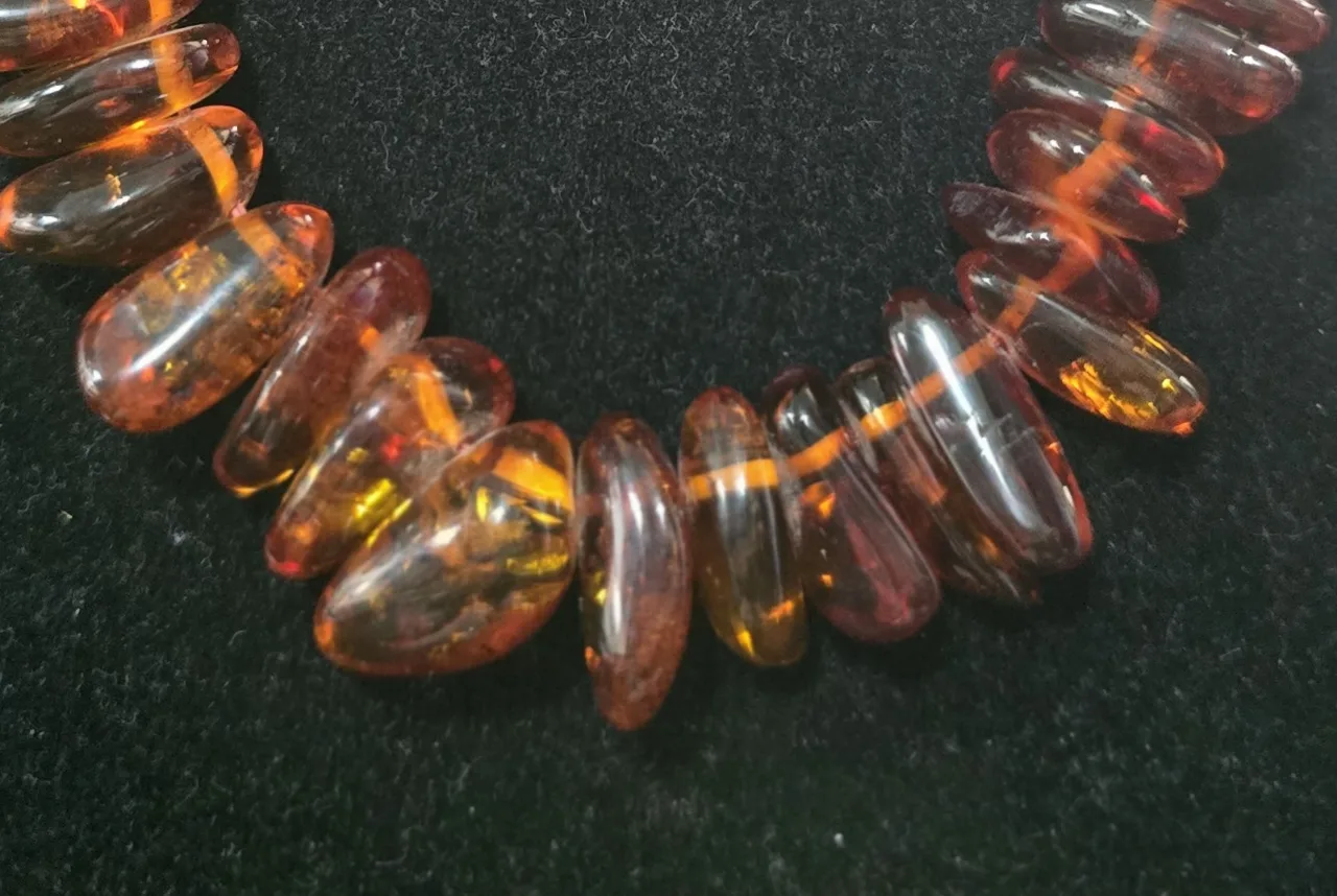 שרשרת ענברים בלטים טבעית וינט'ג ישנה מאד מידות מצב פתוח 50 ס'מ.....מצב סגור 25 ס'מ