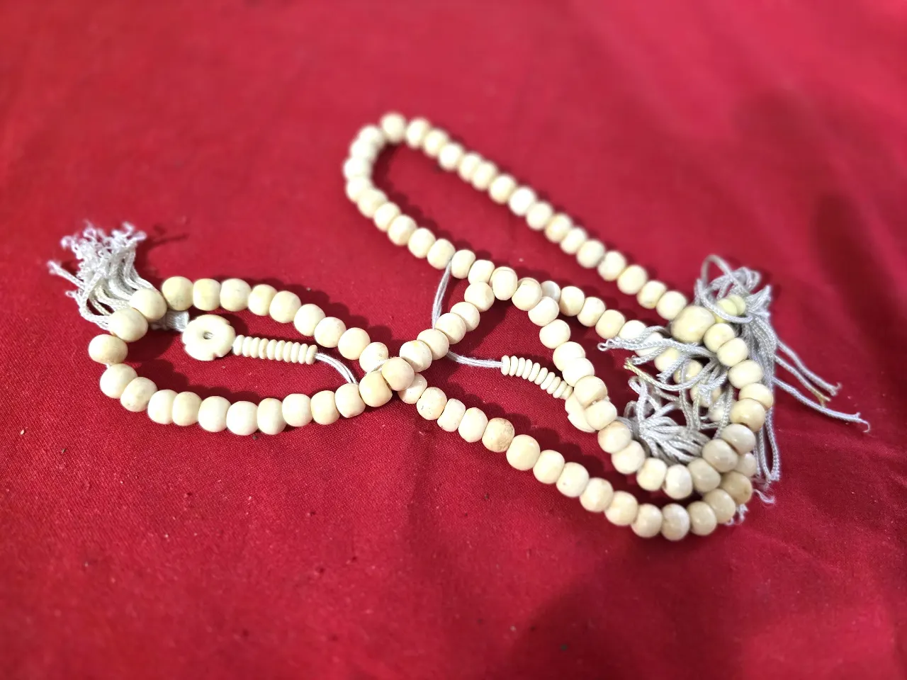 מחרוזת תפילה מוסלמית בעלת 99 חרוזים המשמשת לציון שמו של אללה או לשימוש מרגיע המחרוזת מחולקת לשלושה מקטעים בין המקטעים ניתן לראות חרוזים מפרידים הנקראים 'שאהד' או 'פאסילה' החרוזים בצבע שנהב עשויים מעצם גמל