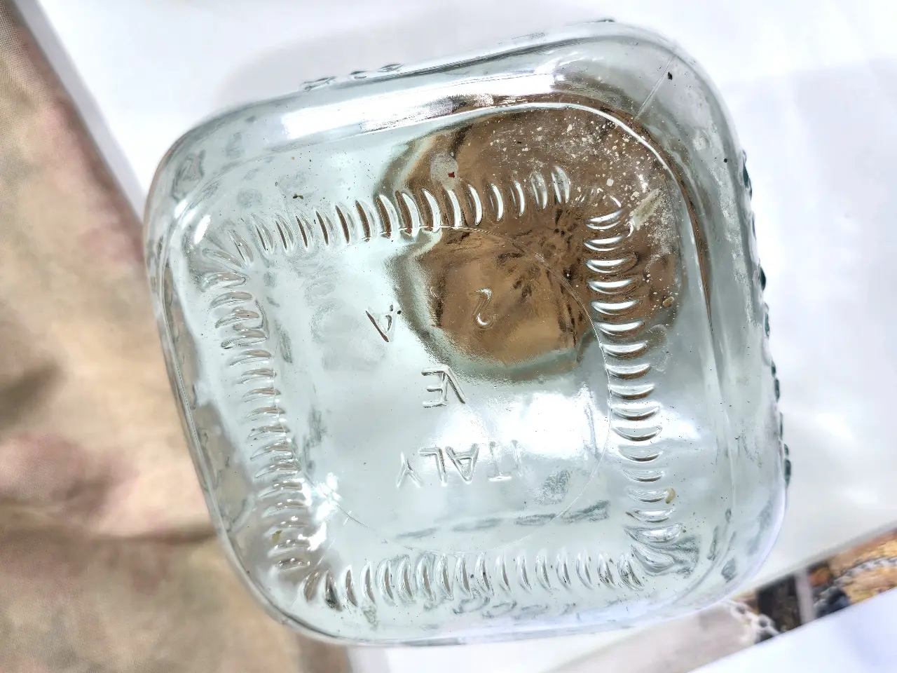 צנצנת גדולה ומסיבית מזכוכית עבה מכסה משהם וארץ מוצא איטליה