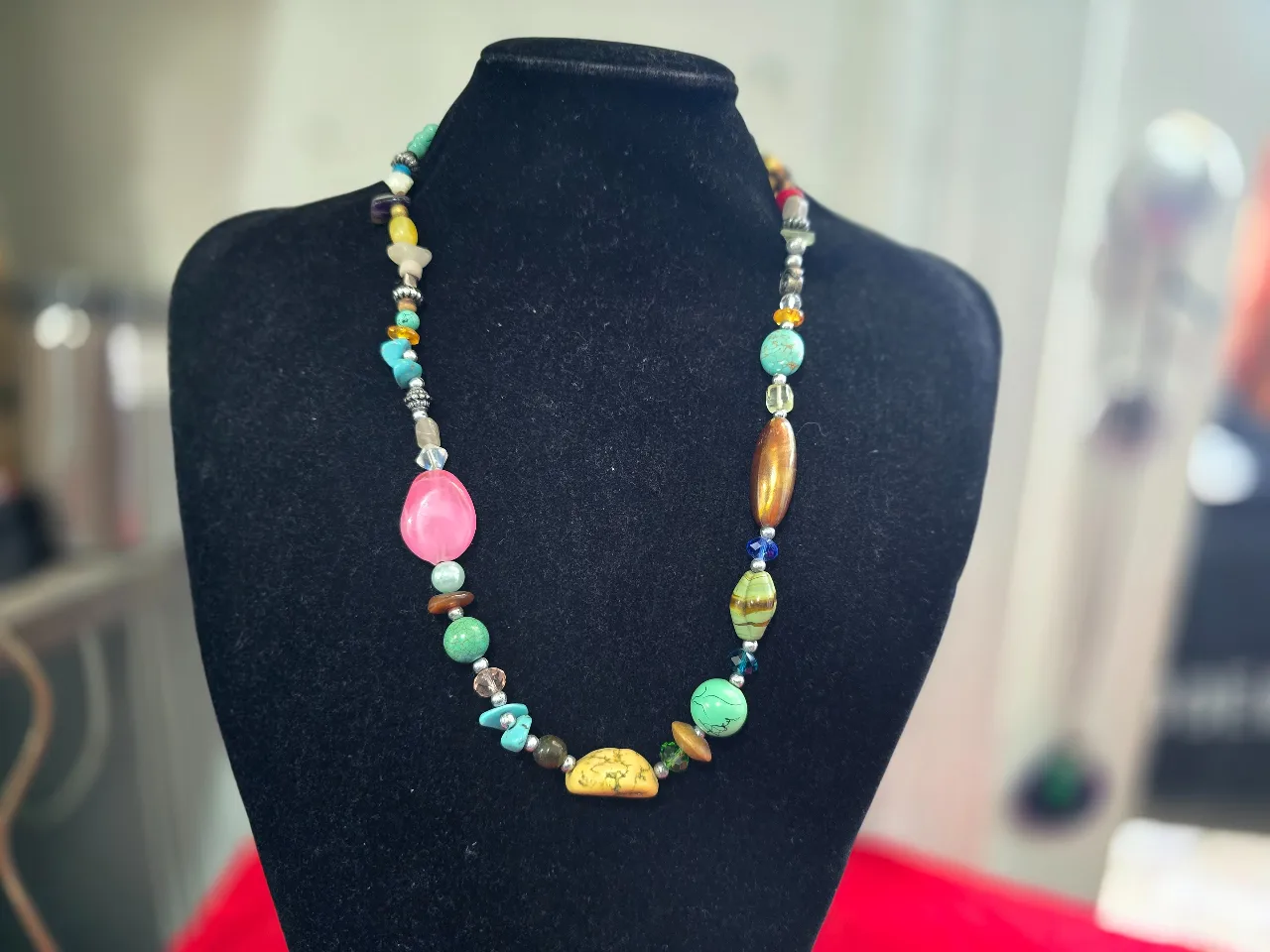 שרשרת עם אבנים טבעיות בצבעים שונים ובגדלים שונים השרשרת משלבת אבני אגת ..טורכיז..קוורץ ישנם גם אלמנטים ממתכת הפרדה בין האבנים