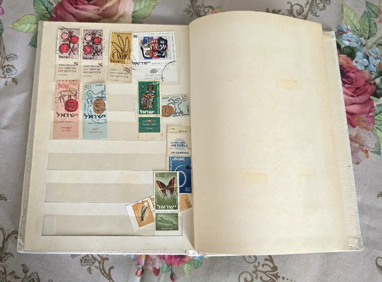 שני אלבומי בולי ישראל עם שובלים חתומים, תקופות שונות