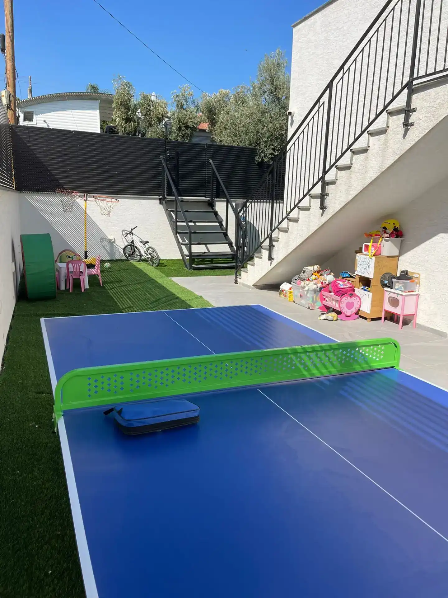 חצר משחקים לילדים ושולחן פינג פונג