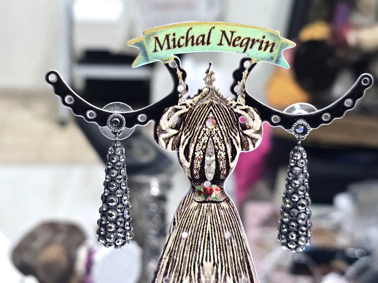 עגילים מהקולקציה של הבת של מיכל נגרין עגילי כסף משובצים באונקס וסברובסקי פריט נדיר