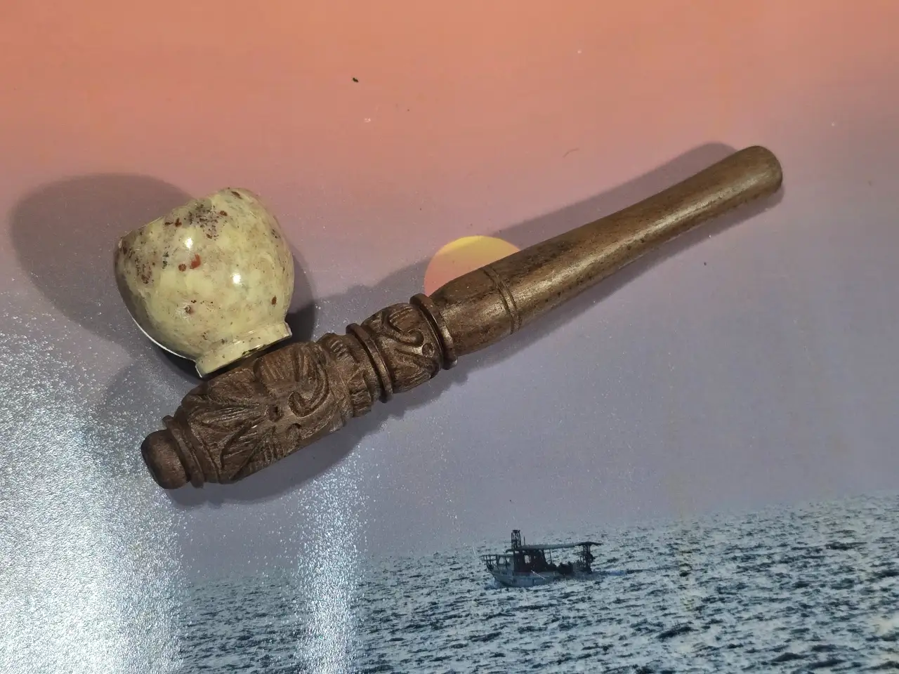 מקטרת ישנה מאד עץ עם גילופים בעץ וראש המקטרת מאבן שיש 13 ס'מ אורך
