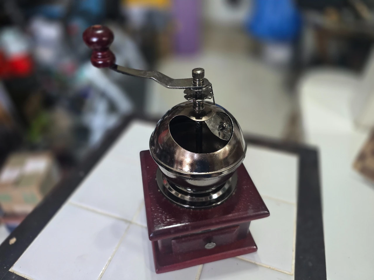 מטחנת קפה שלוב עץ ומתכת כחדשה לא הייתה בשימוש