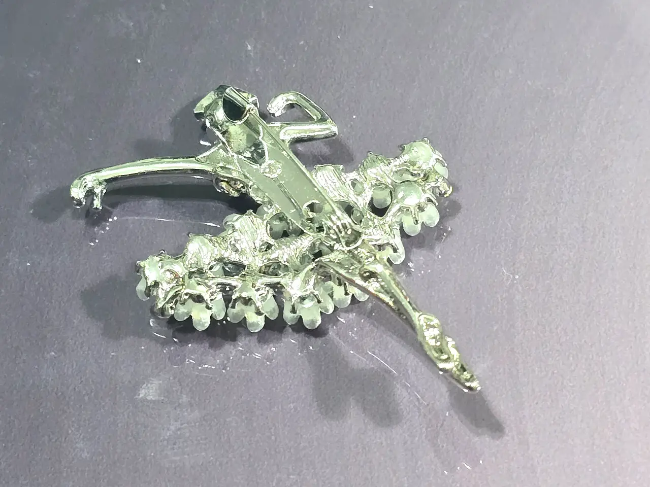 Brooch סיכה יפהפיה בצורת בלרינה אלגנטית, עם חצאית פרחים Tutu (טוטו), משובצת באבני קריסטל ומוכספת במלואה.