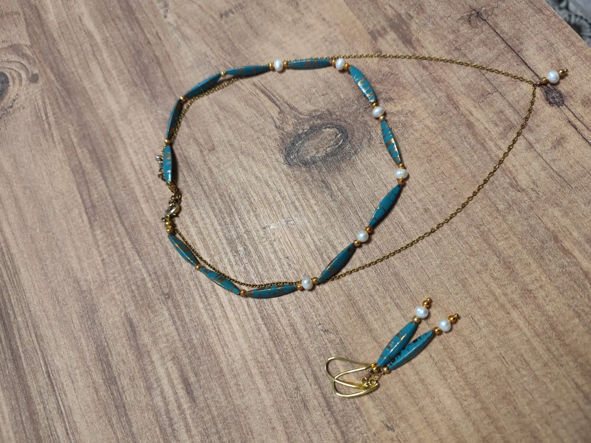 שרשרת כפולה עם עגילים חרוזי טרמופלסיק בשילוב פנינים אמיתיות