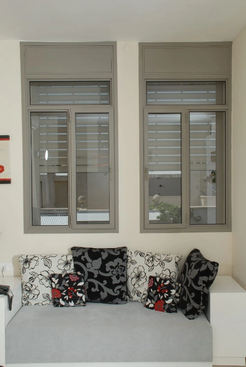 חלונות / ויטרינות / דלתות  בהתאמה אישית