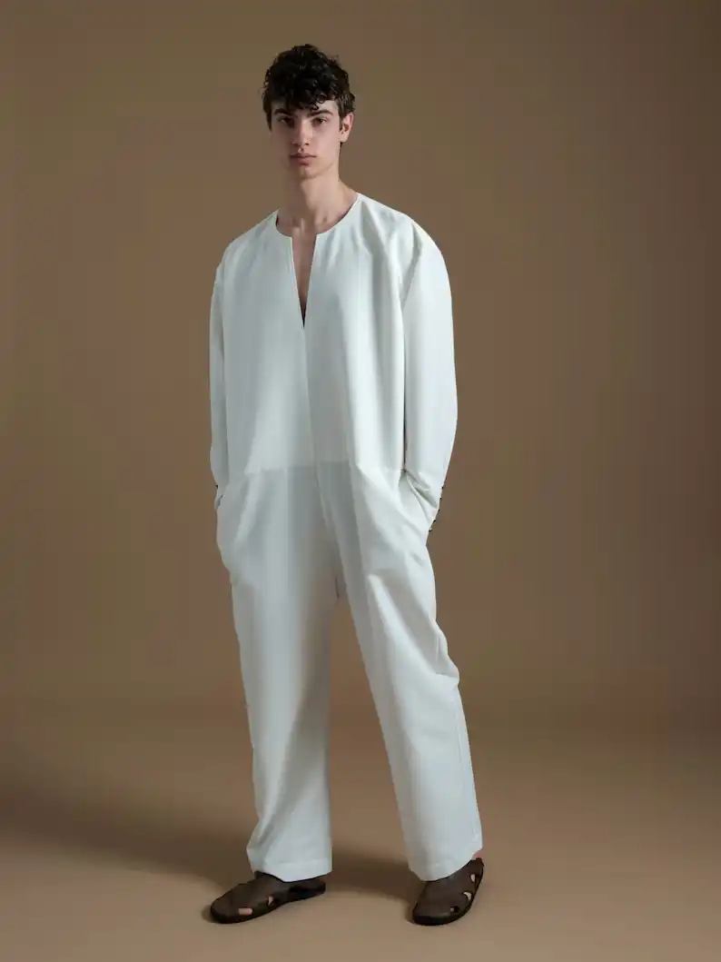 אוברול קופרו לבן לגברים: אוברול אוברסייז עם מחשוף V בעיצוב מינימליסטי