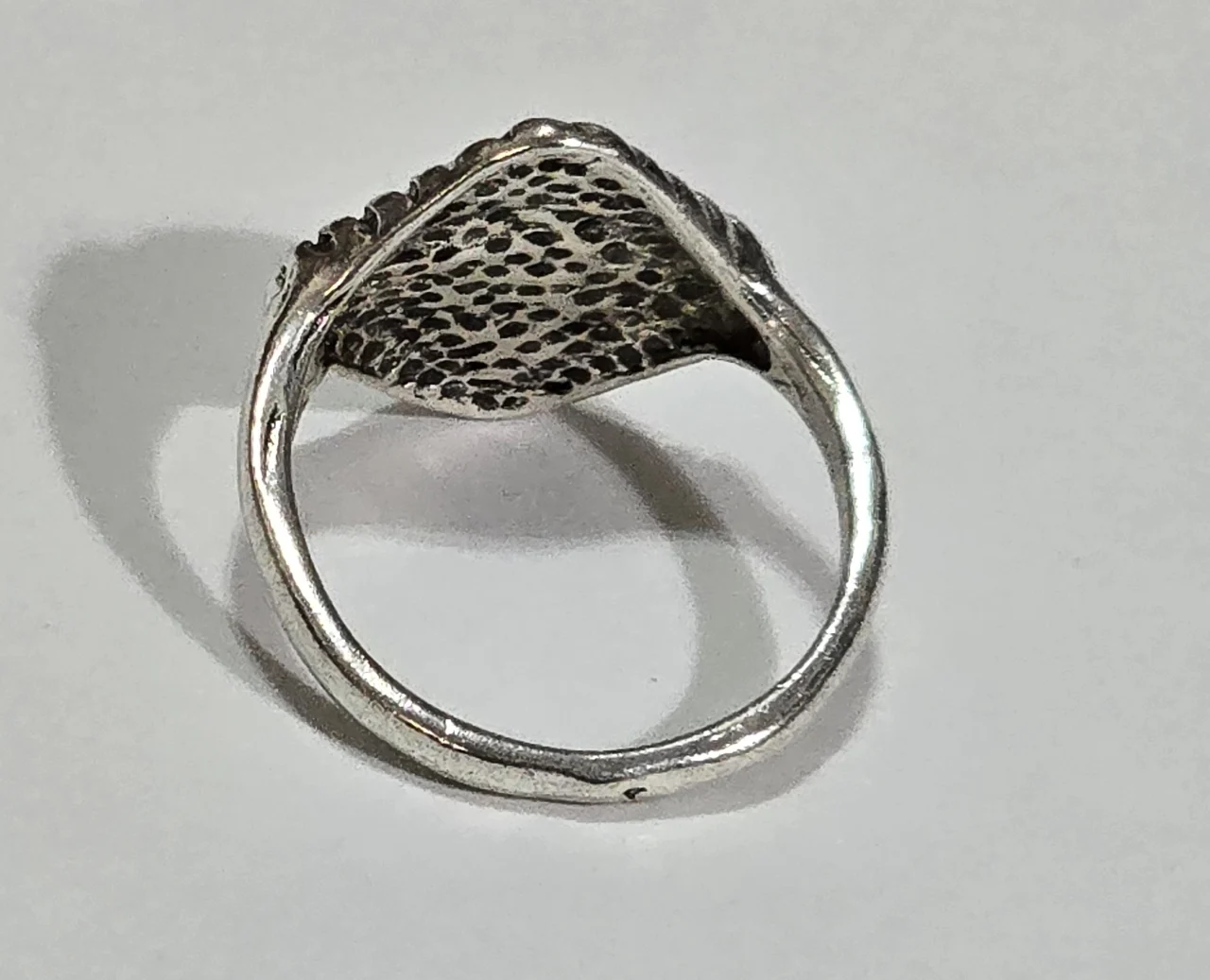 טבעת כסף משובצת באבן אופל.מידה 5.5\6