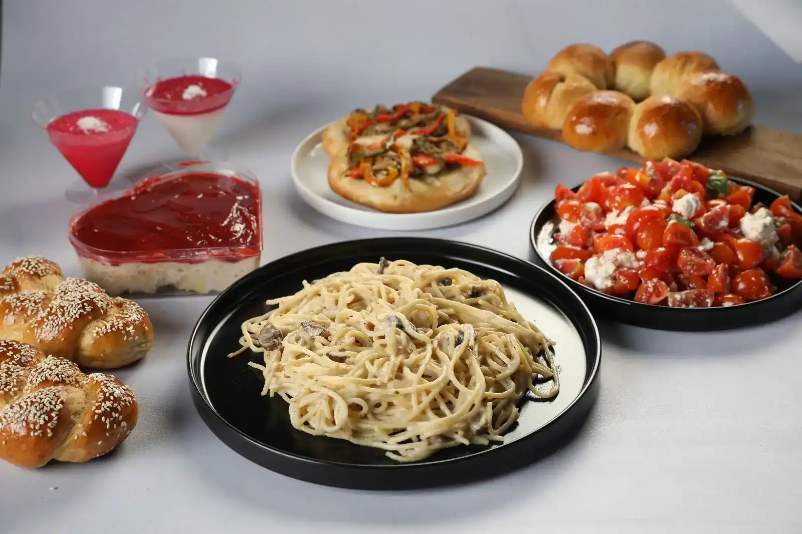 פסטה + פוקאצ'ה + סלט + מלבי + עוגה + חלה