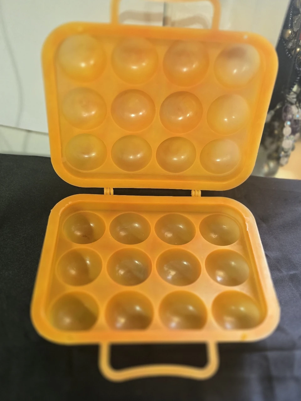 תבנית ביצים ישנה עשויה פלסטיק קשיח לתריסר ביצים טריות