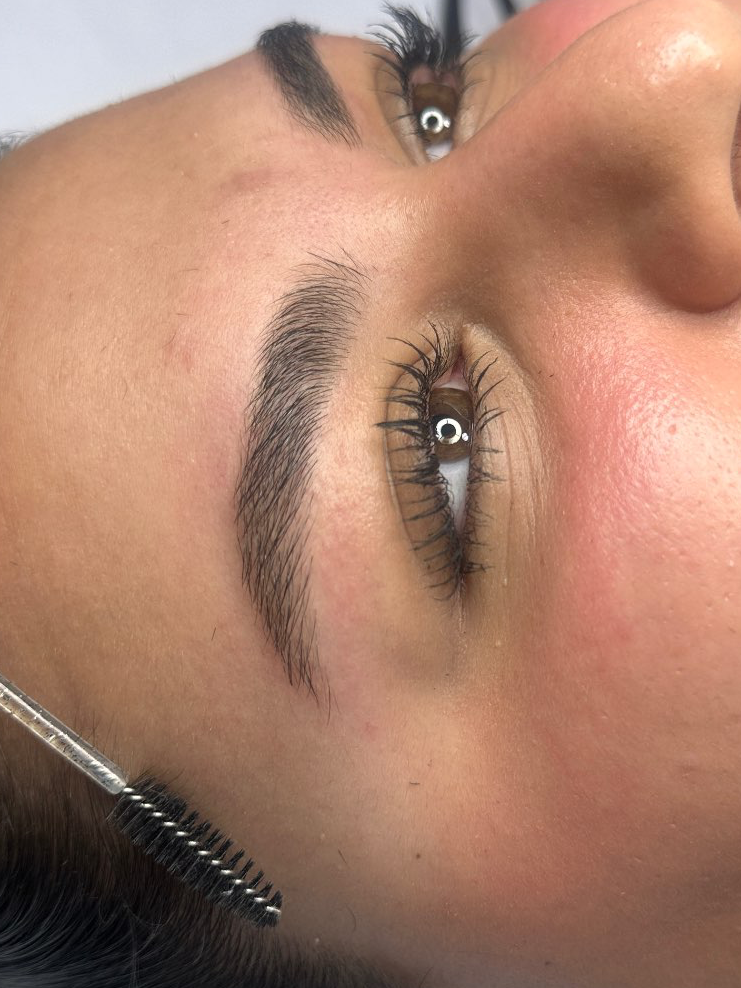 עיצוב גבות טבעיות