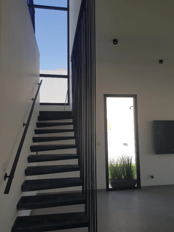 מדרגות ומעקה דקורטיבי סורגים