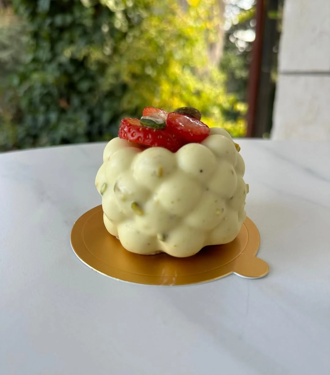 כדור שוקולד לבן ותותים
