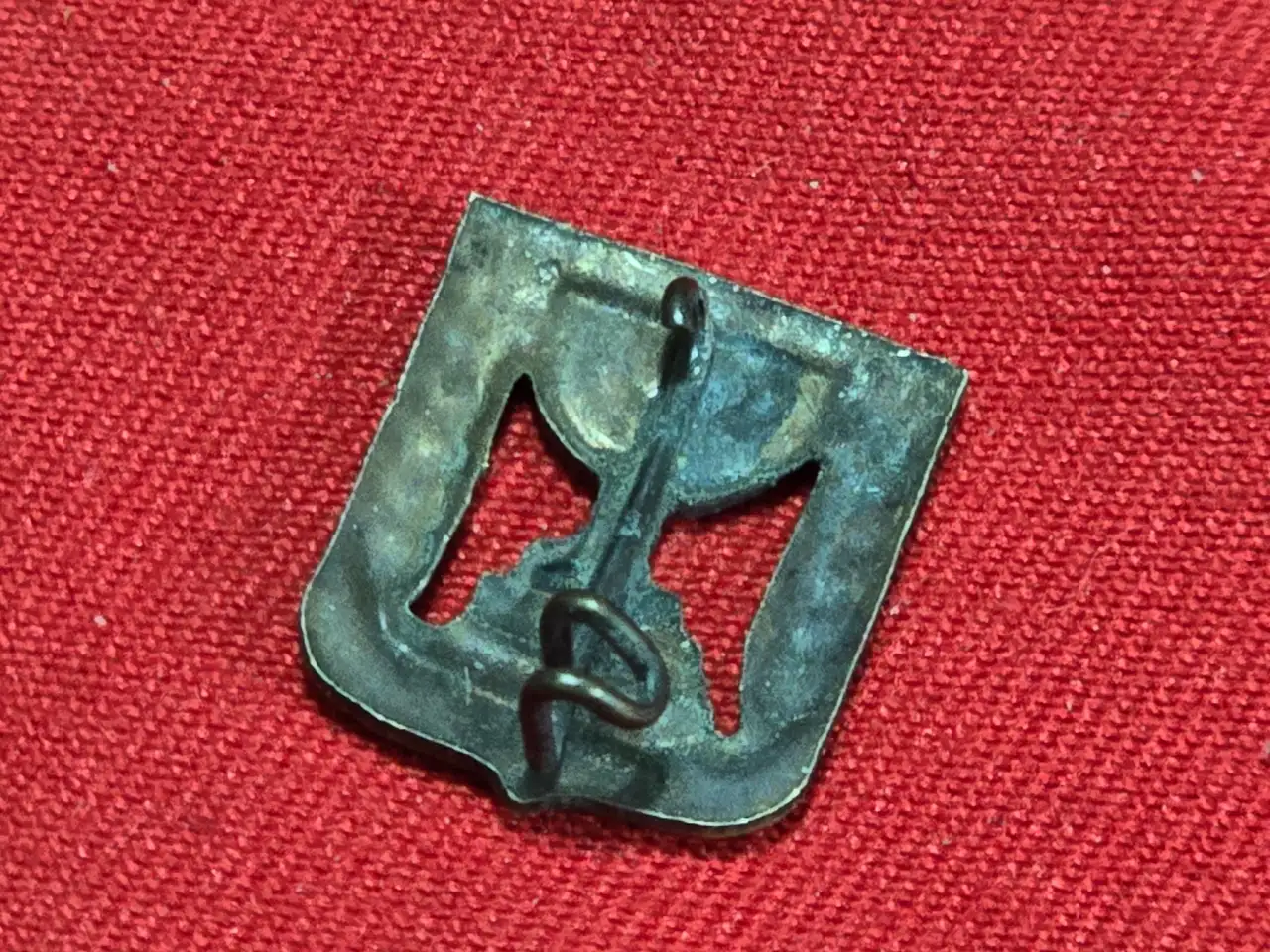 סיכה ישראלית נדירה ואספנית. לא נבדק לעומק, הגיעה מפנוי תכולה, ייתכן שבין הסיכות גם יקרות ונדירות מאוד. קוטר כ- 13x16 מ"מ משקל להמחשה: 1.2 גרם