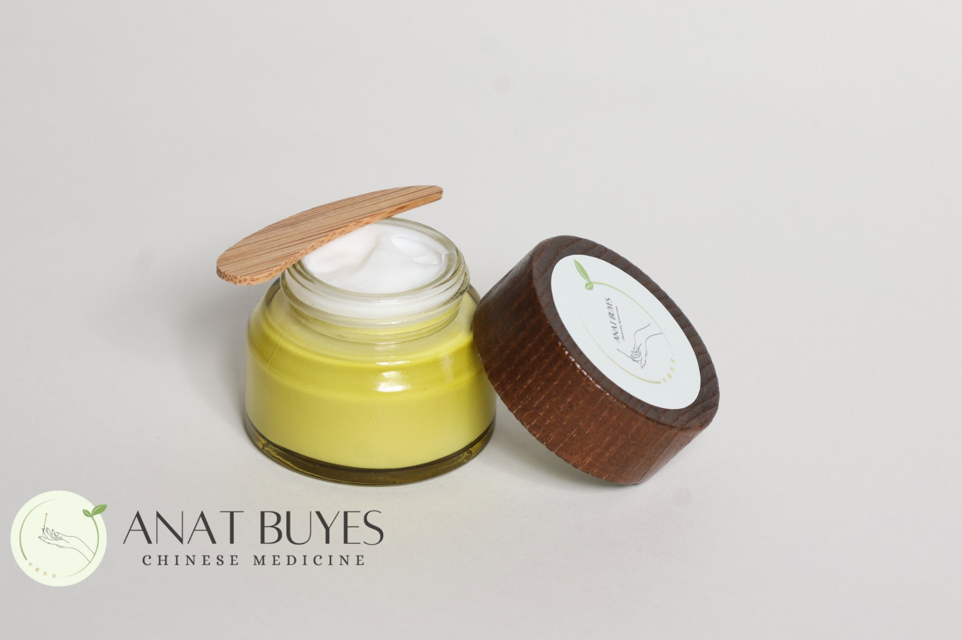 מוצרים טבעיים: קרמים, נרות, פרחי באך