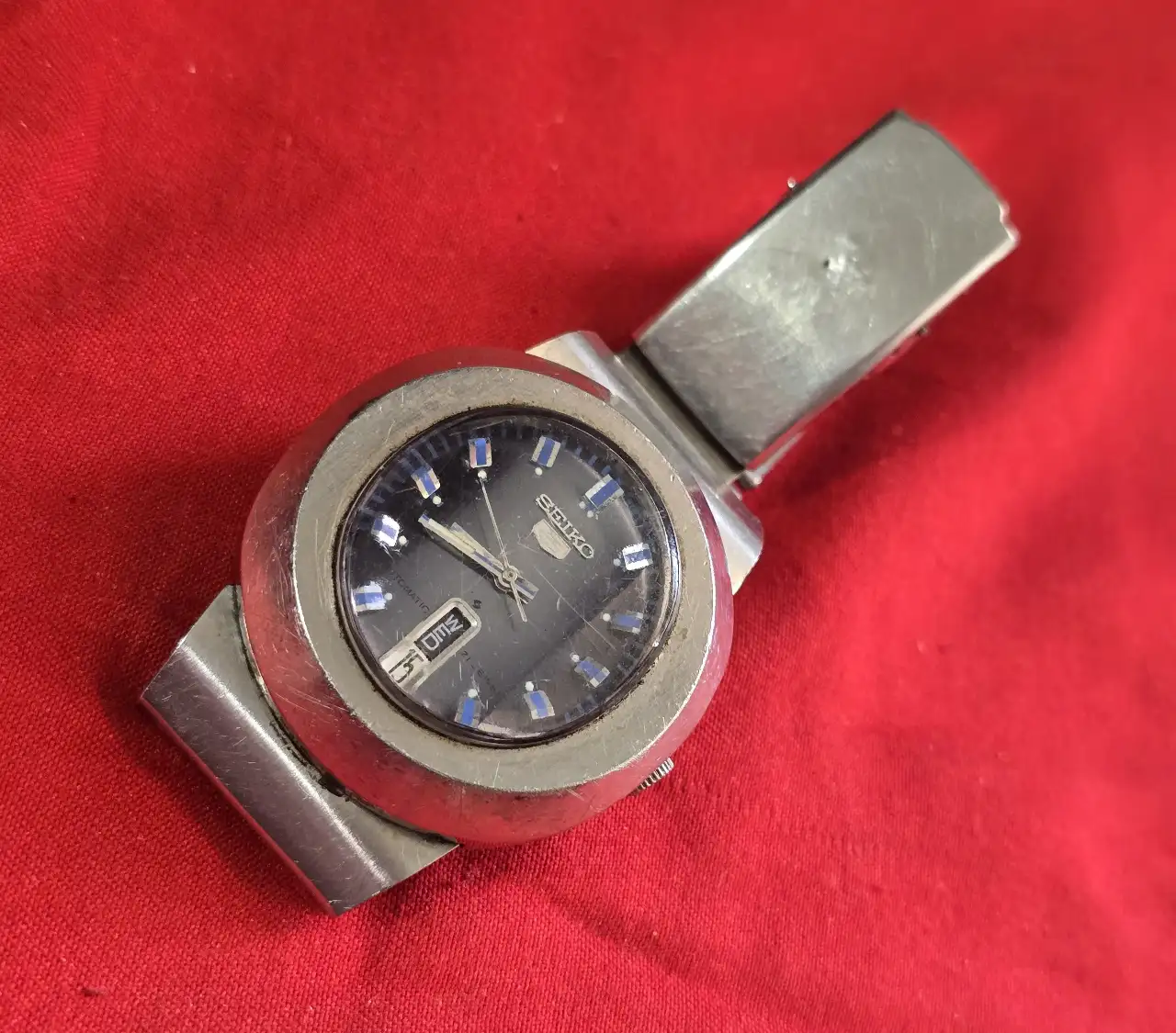 שעון יד סייקו (Seiko) הסדרה היא סייקו--5 אופייני סוף שנות ה-60 לשנת שבעים השעון במצב עבודה