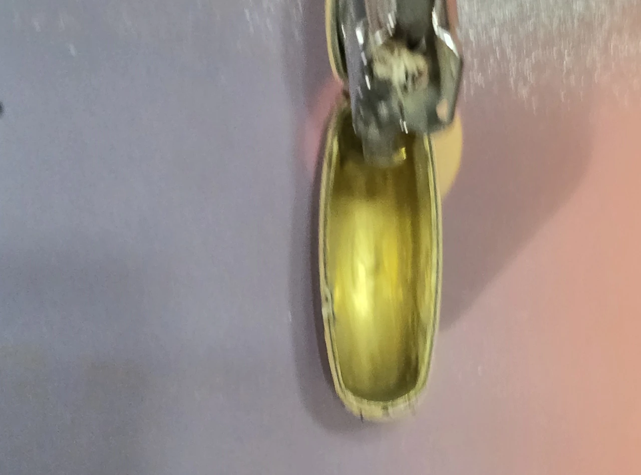 מצית בנזין ישן במצב חדש . לא היה בשימוש.   עשוי מתכת מחופה כולה עור ועליו בהטבעת לחץ מטוס קל מעל ים ומגדלור והכיתוב  : NEW YORK - PARIS  מצ"ב מעולה !  7×4×1.3 ס"מ