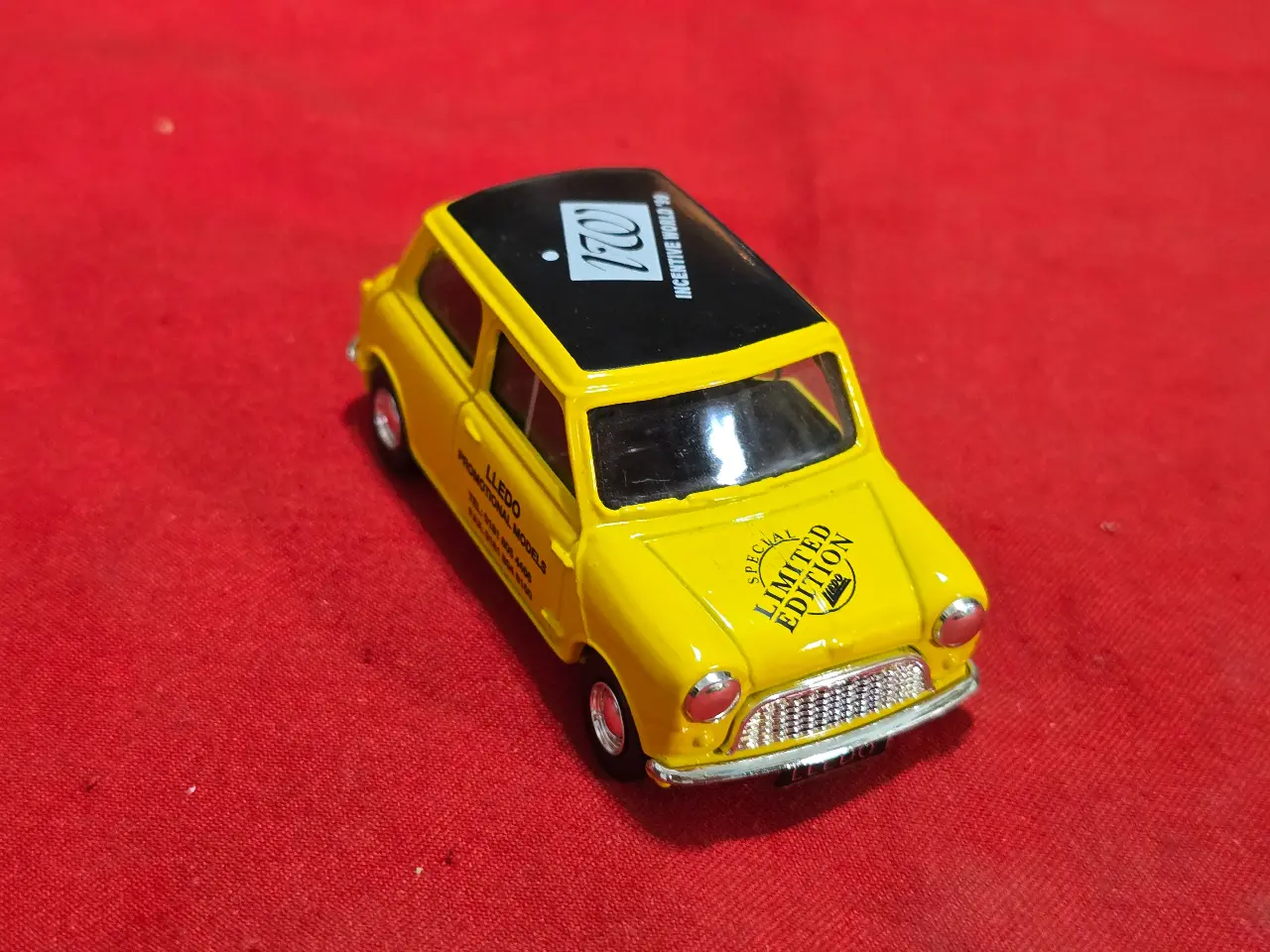דגם רכב MORRIS MINI COOPER משנת 1964 ממתכת תוצרת Lledo אנגליה דגם איכותי ממתכת.פריט אספנות מבוקש.  מידות הקופסה 14.5X7X4 ס"מ.  מצב: 	כמו חדש שימוש