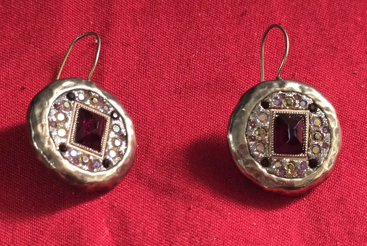 סט תכשיטים מרשים שרשרת קולר עם תליון מרכזי גדול ועגילים תואמים מרוקע וללא ליטוש כסף 925 חתום בשלושתם מאחור במרכזו של התליון והעגילים אבן גראנט גדולה שמסביבה אבני סברובסקי עבודת יד עוצב ע'י מעצבת