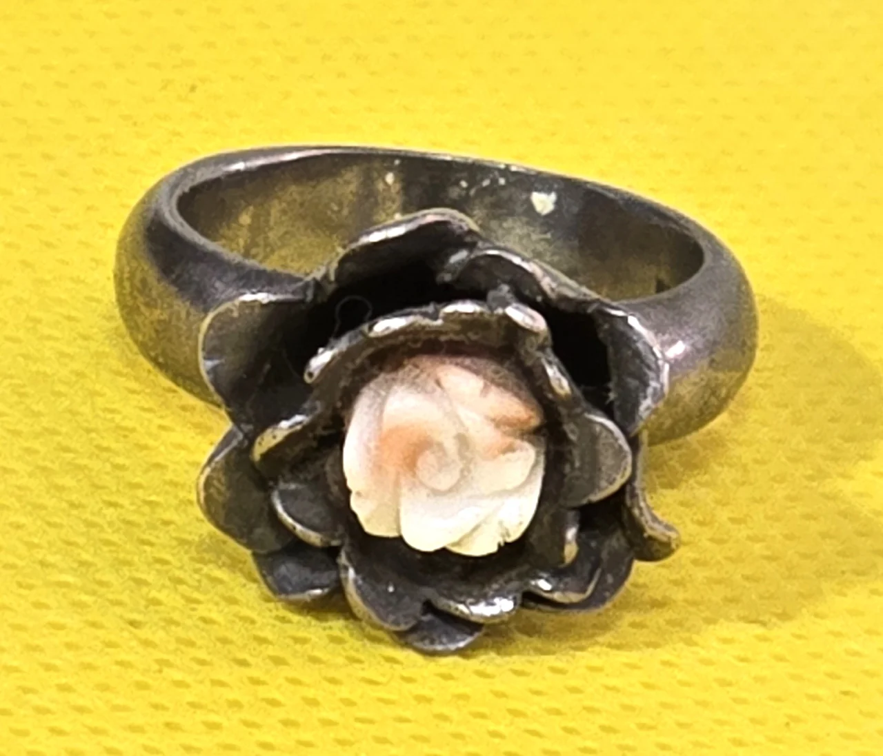 טבעת כסף 925 חתומה כאשר במרכזה שושנה כניראה מאמייאל מידה 8