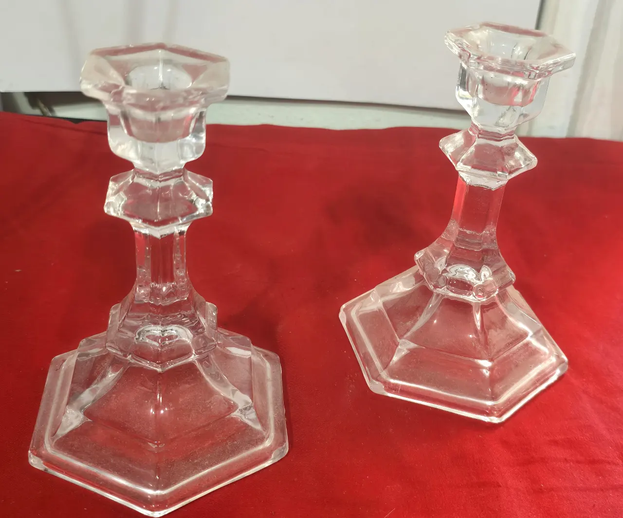 שני פמוטים, זכוכית, 15/9 ס"מ.