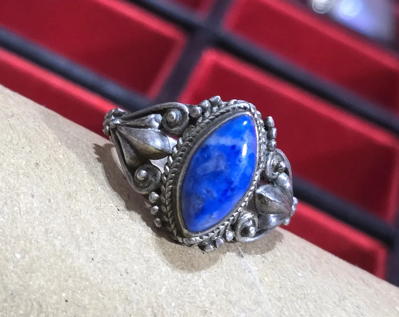 טבעת כסף ישנה ומרשימה באיכות מעולה. חתומה 925.  מידה: 7 | משקל: 3.52 גרם