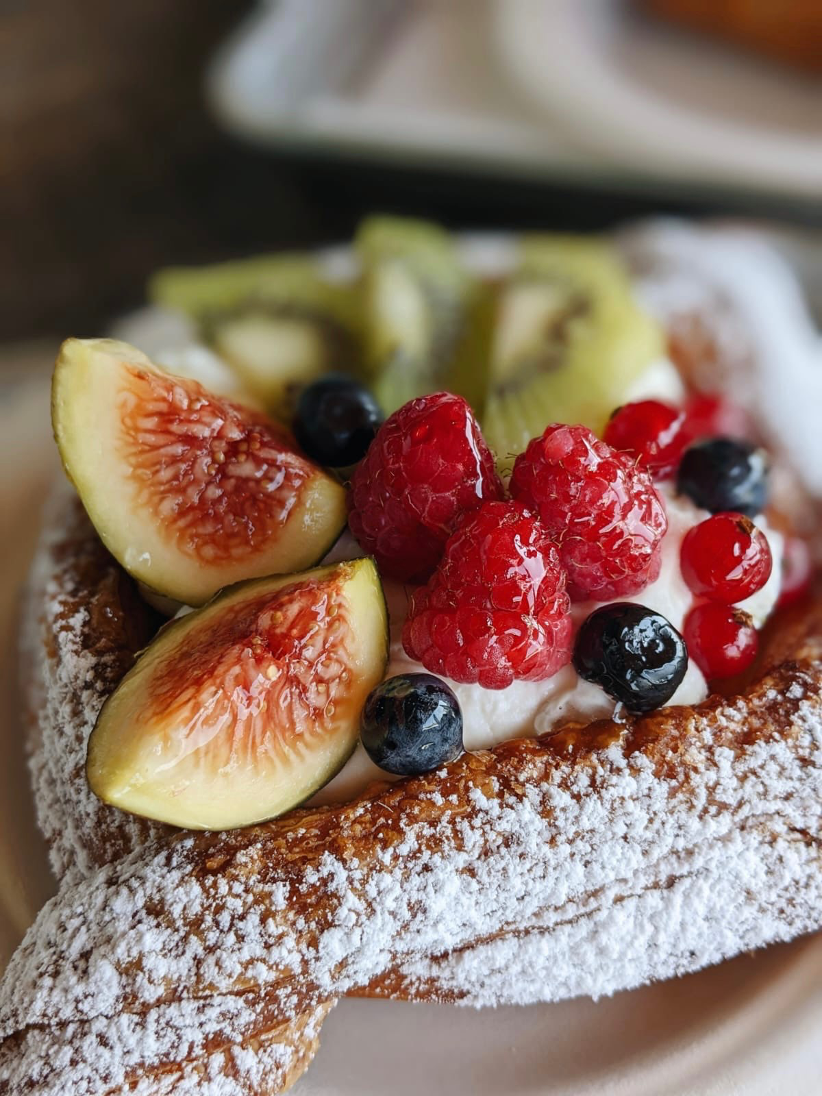 מאפה ריקוטה ופירות טריים