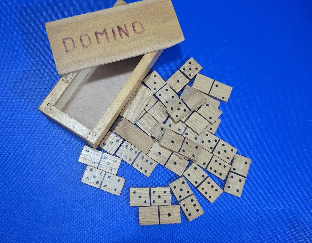 משחק דומינו ישן וינט'ג קופסת עץ וקוביות משחק מעץ 28 קוביות